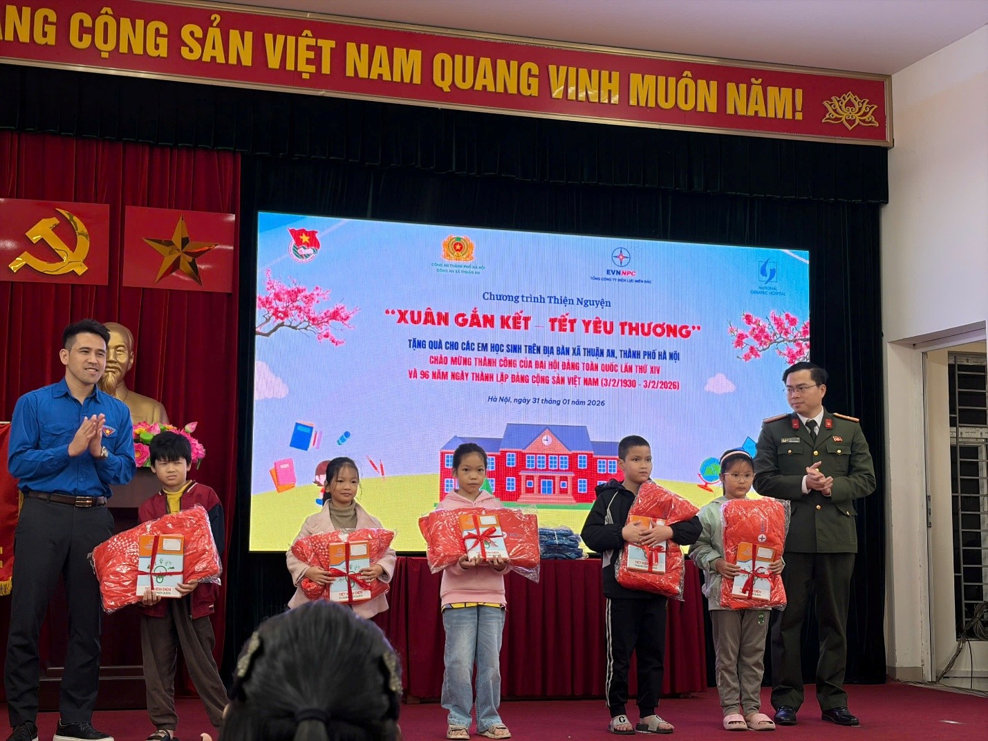 XUÂN ẤM ÁP – TẾT YÊU THƯƠNG:  CHĂM SÓC SỨC KHỎE NGƯỜI DÂN XÃ THUẬN AN, HÀ NỘI