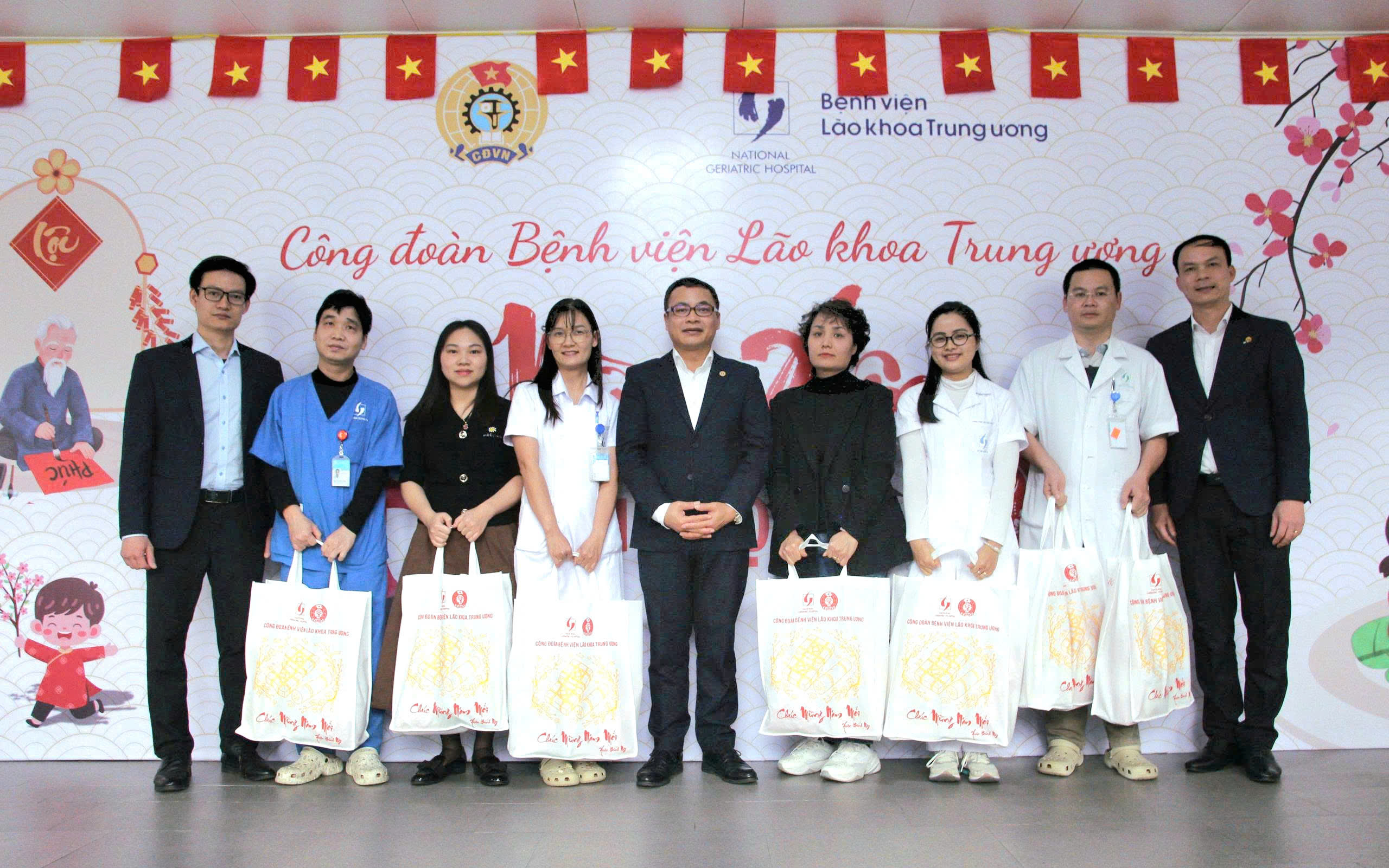 CÔNG ĐOÀN BỆNH VIỆN LÃO KHOA TRUNG ƯƠNG TẶNG QUÀ TẾT NGUYÊN ĐÁN BÍNH NGỌ 2026 CHO NGƯỜI LAO ĐỘNG