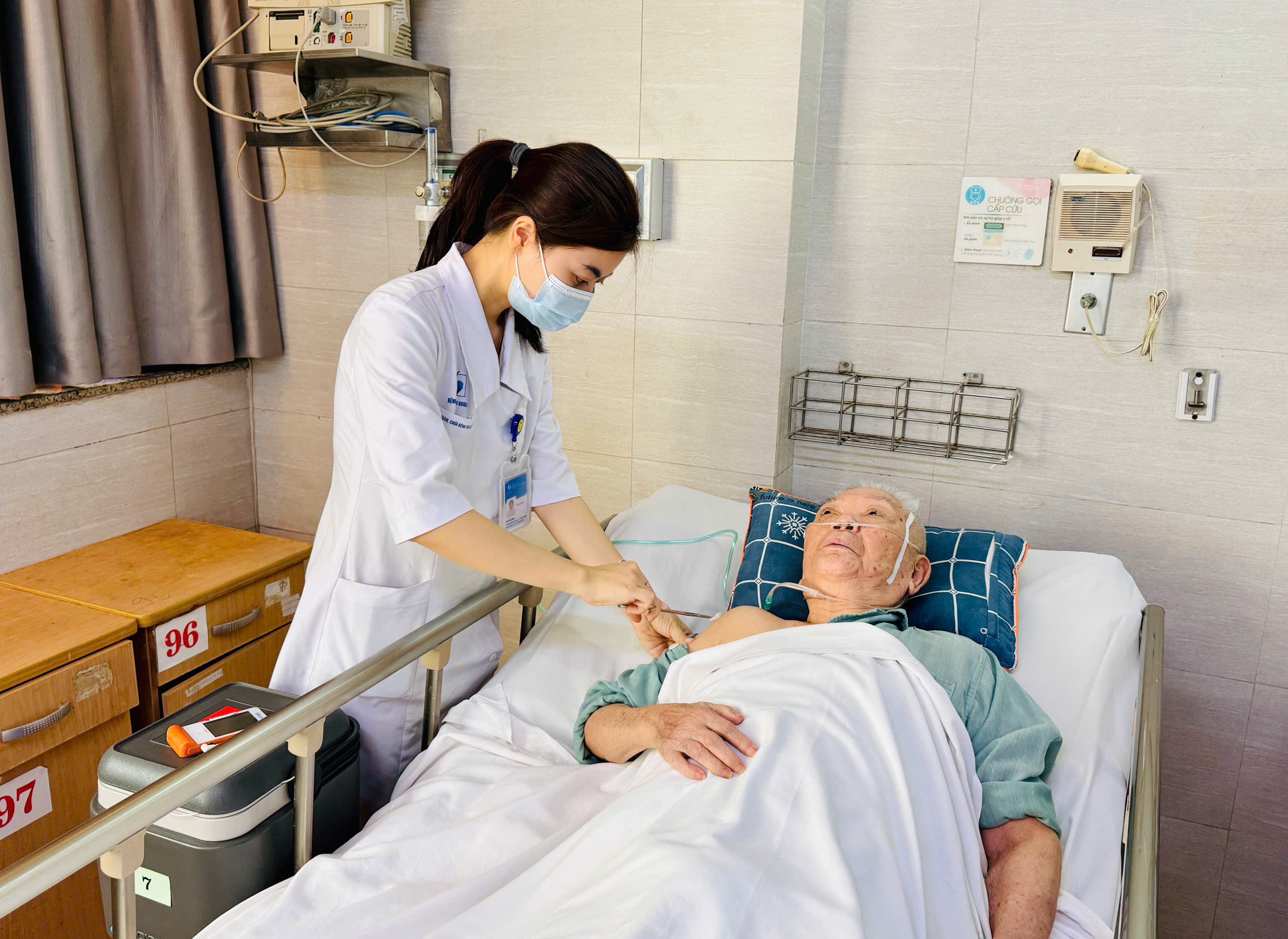 BỆNH VIỆN LÃO KHOA TRUNG ƯƠNG TRIỂN KHAI TIÊM VẮC XIN TẠI GIƯỜNG – GIẢI PHÁP BẢO VỆ SỨC KHỎE AN TOÀN CHO NGƯỜI BỆNH NỘI TRÚ