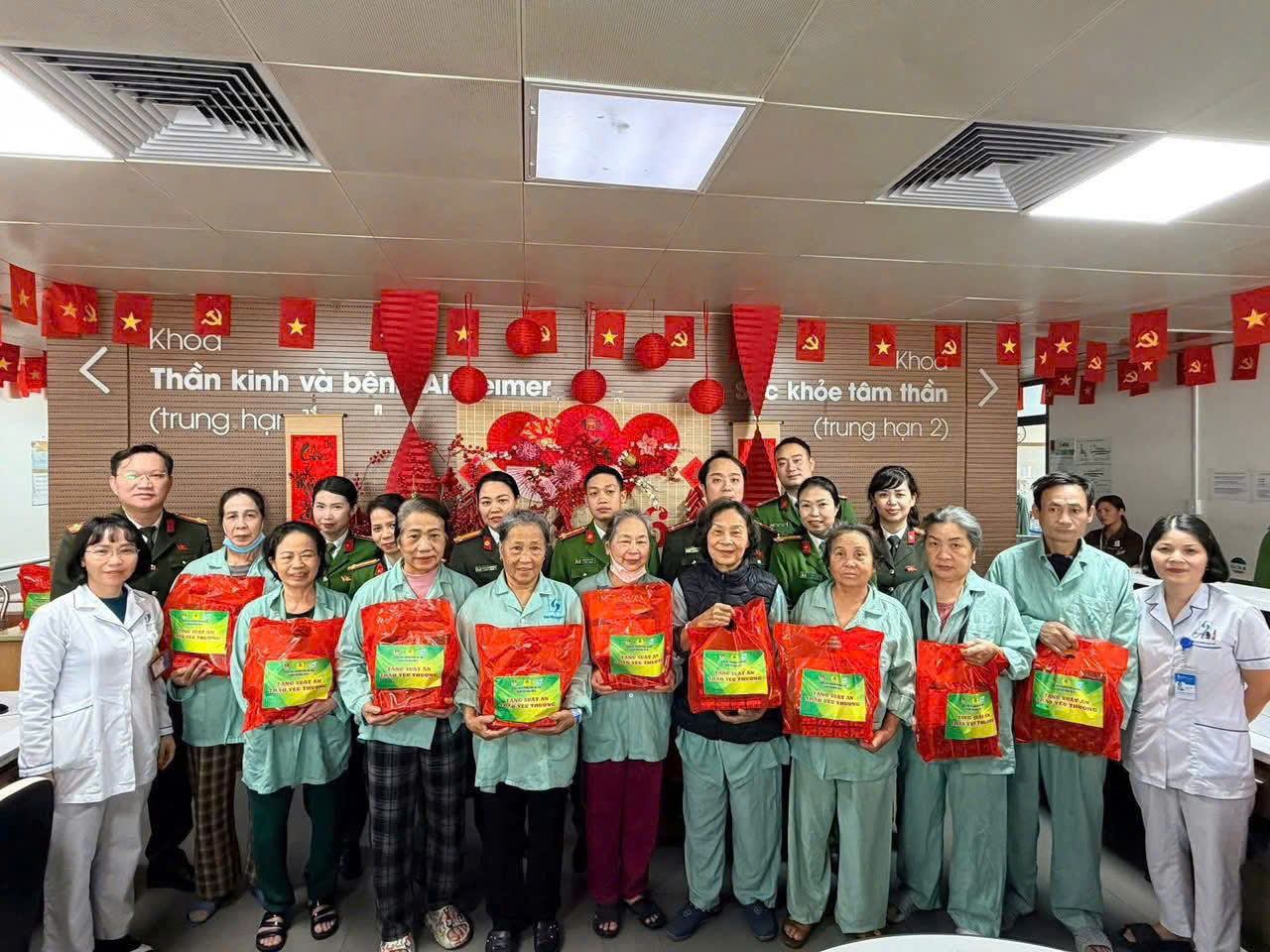 XUÂN ẤM ÁP LAN TỎA YÊU THƯƠNG TẠI BỆNH VIỆN LÃO KHOA TRUNG ƯƠNG