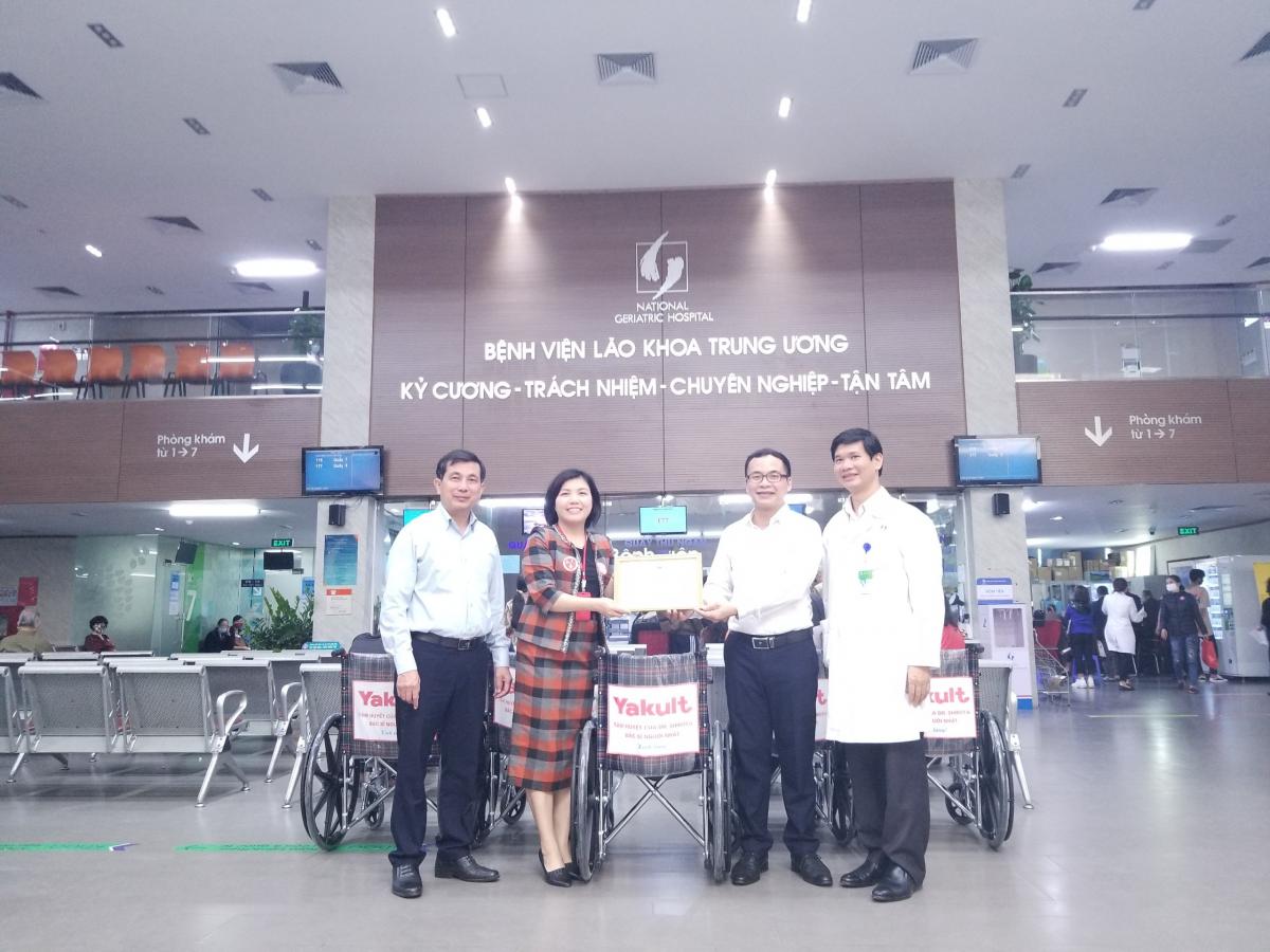Công ty Yakult Việt Nam tặng xe lăn cho Bệnh viện Lão khoa Trung ương