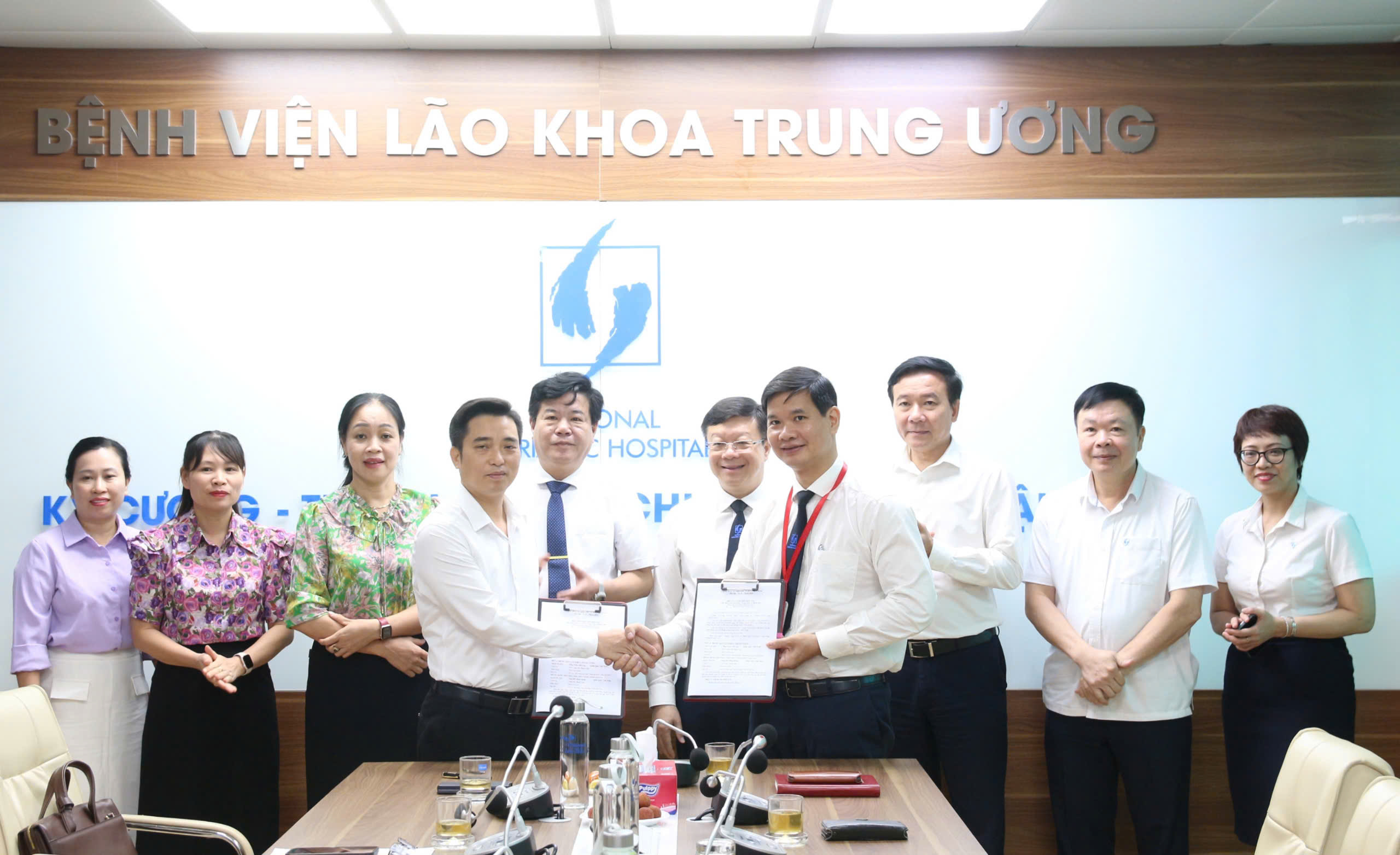 BỆNH VIỆN LÃO KHOA TW ĐÓN ĐOÀN CÔNG TÁC SỞ Y TẾ TỈNH LÀO CAI ĐẾN THĂM QUAN VÀ LÀM VIỆC