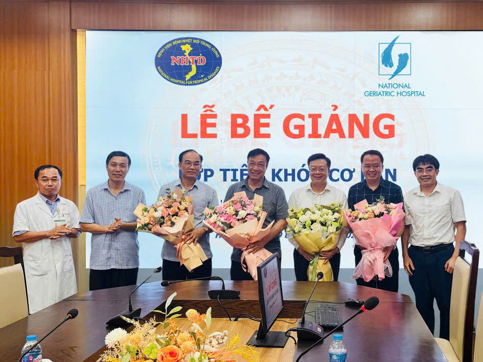 BỆNH VIỆN LÃO KHOA TRUNG ƯƠNG BẾ GIẢNG KHÓA HỌC “TIÊM KHỚP CƠ BẢN” CHO CÁN BỘ Y TẾ BỆNH VIỆN BỆNH NHIỆT ĐỚI TRUNG ƯƠNG