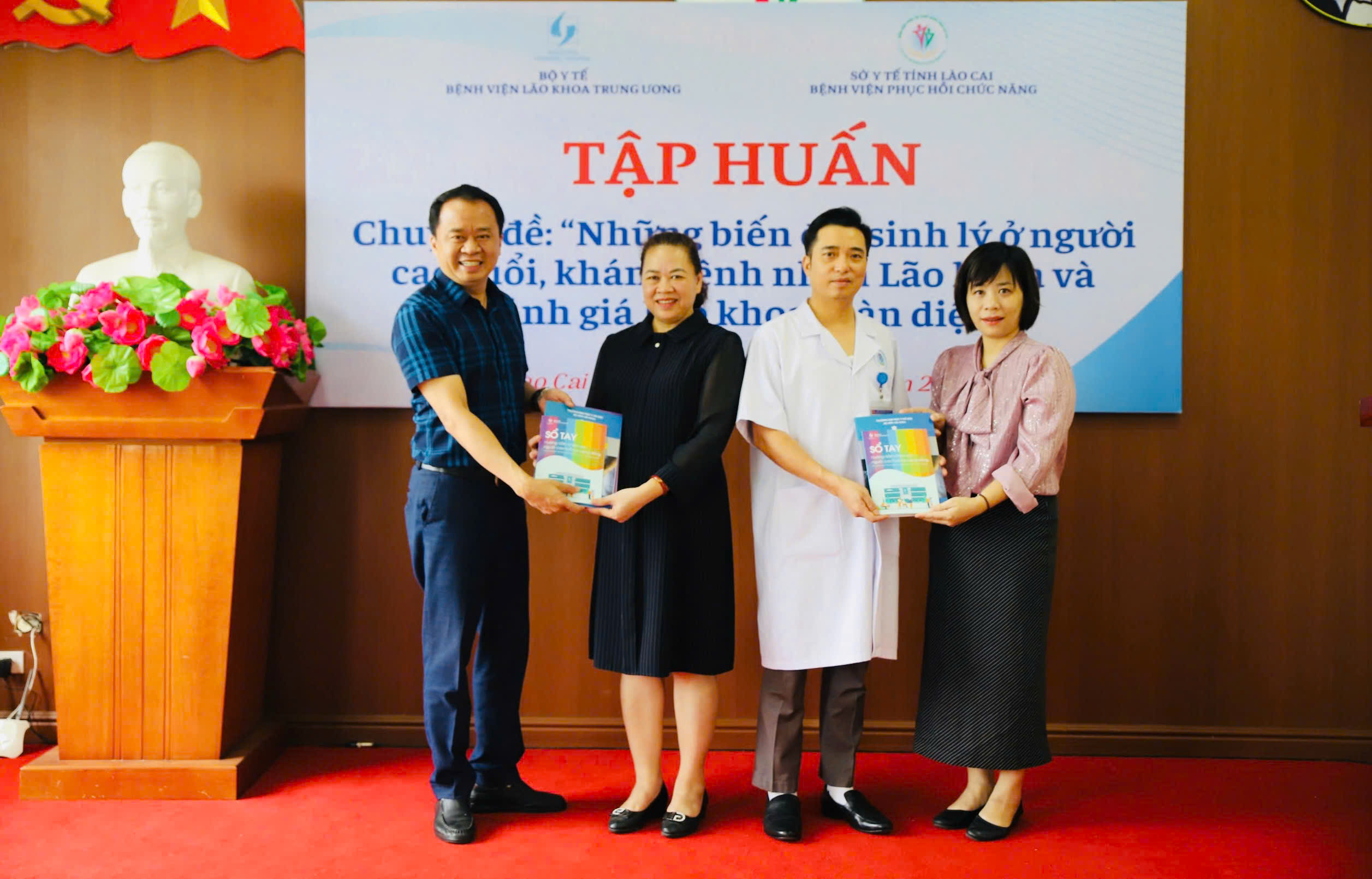 BỆNH VIỆN LÃO KHOA TRUNG ƯƠNG TỔ CHỨC TẬP HUẤN NÂNG CAO NĂNG LỰC CHĂM SÓC SỨC KHỎE NGƯỜI CAO TUỔI TẠI LÀO CAI