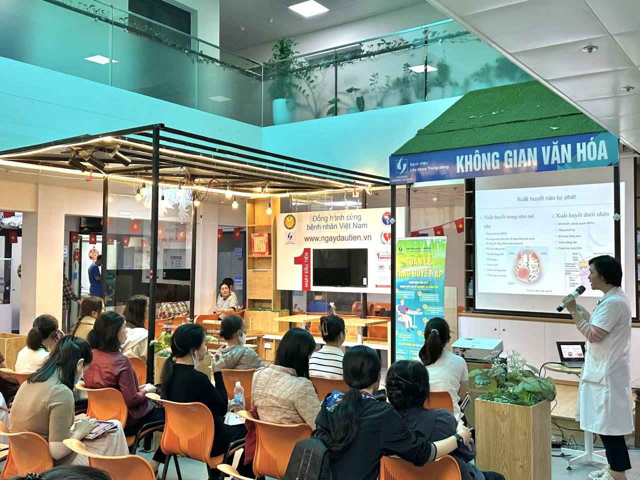 TƯ VẤN GIÁO DỤC SỨC KHỎE: NHẬN BIẾT SỚM ĐỘT QUỴ NÃO VÀ CHĂM SÓC RĂNG MIỆNG ĐÚNG CÁCH PHÒNG NGỪA MÒN CỔ RĂNG